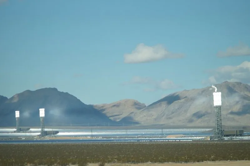 su-suy-tan-cua-cong-nghe-nang-luong-mat-troi-tap-trung-bai-hoc-tu-du-an-ivanpah